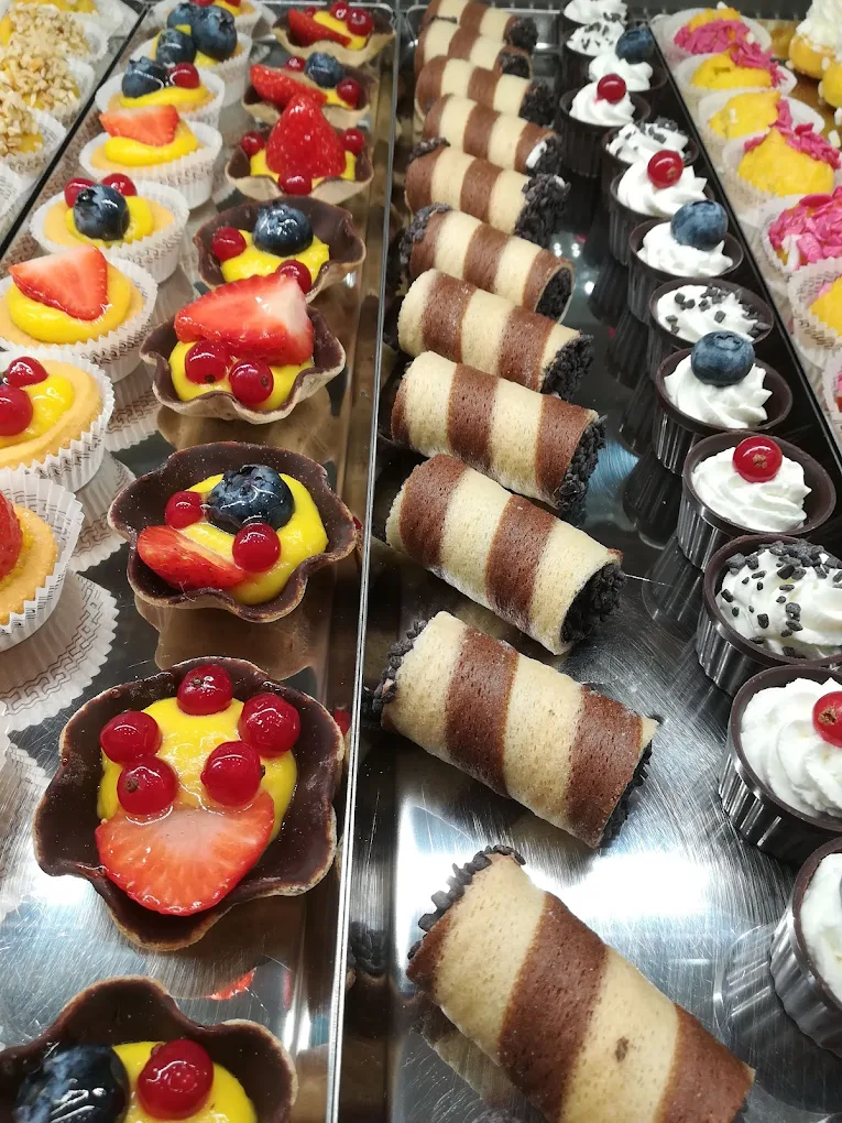 Produzione di pasticceria fresca e mignon del Forno di Pollone Walter