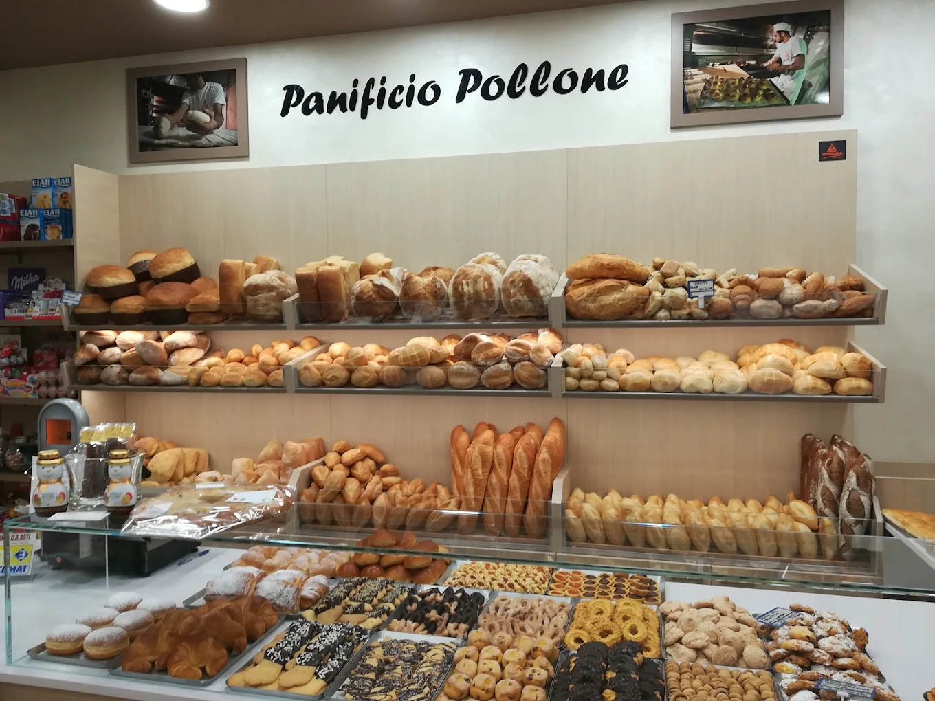 Banco Con prodotti di panetteria del Forno Di Pollone Walter 