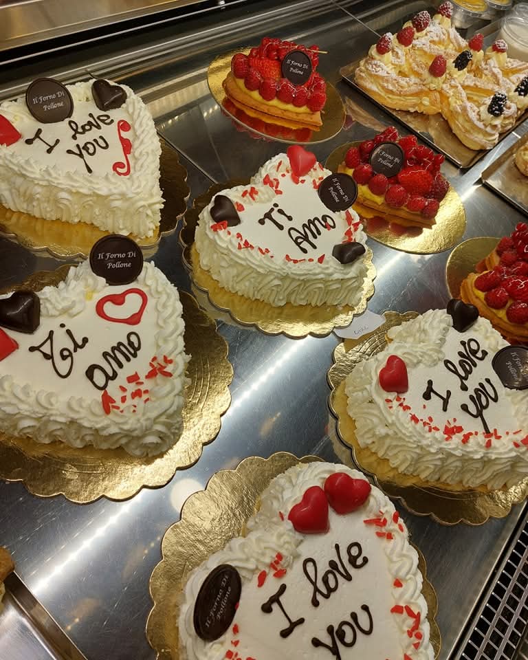 Torte fresche a forma di cuore per la festa di San Valentino.