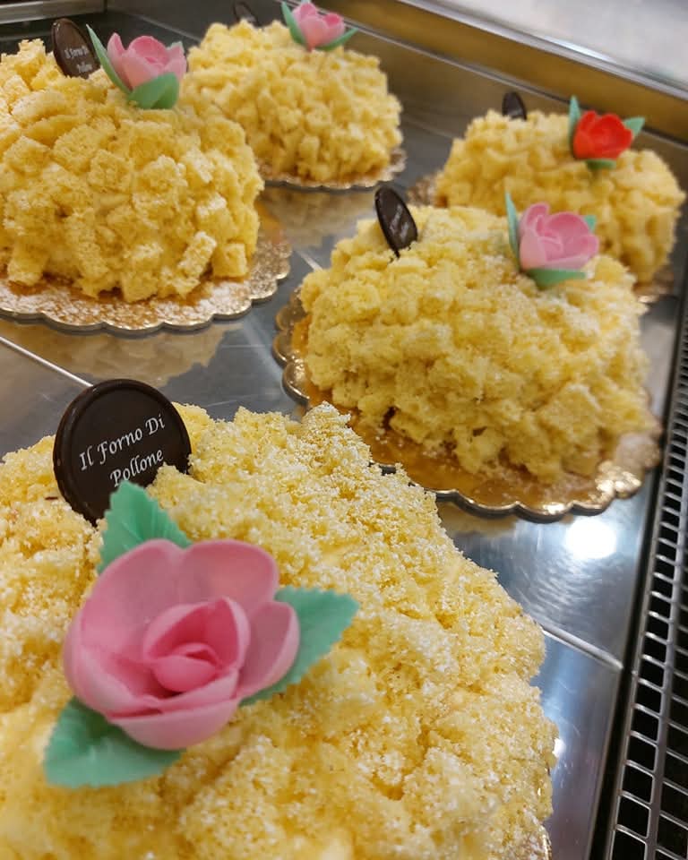Torta mimosa, dolce tipico per la festa della donna.