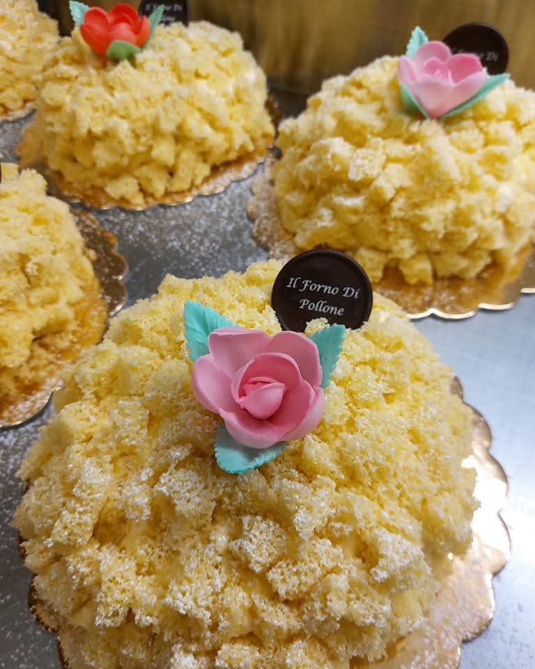 Torta mimosa, dolce tipico per la festa della donna.